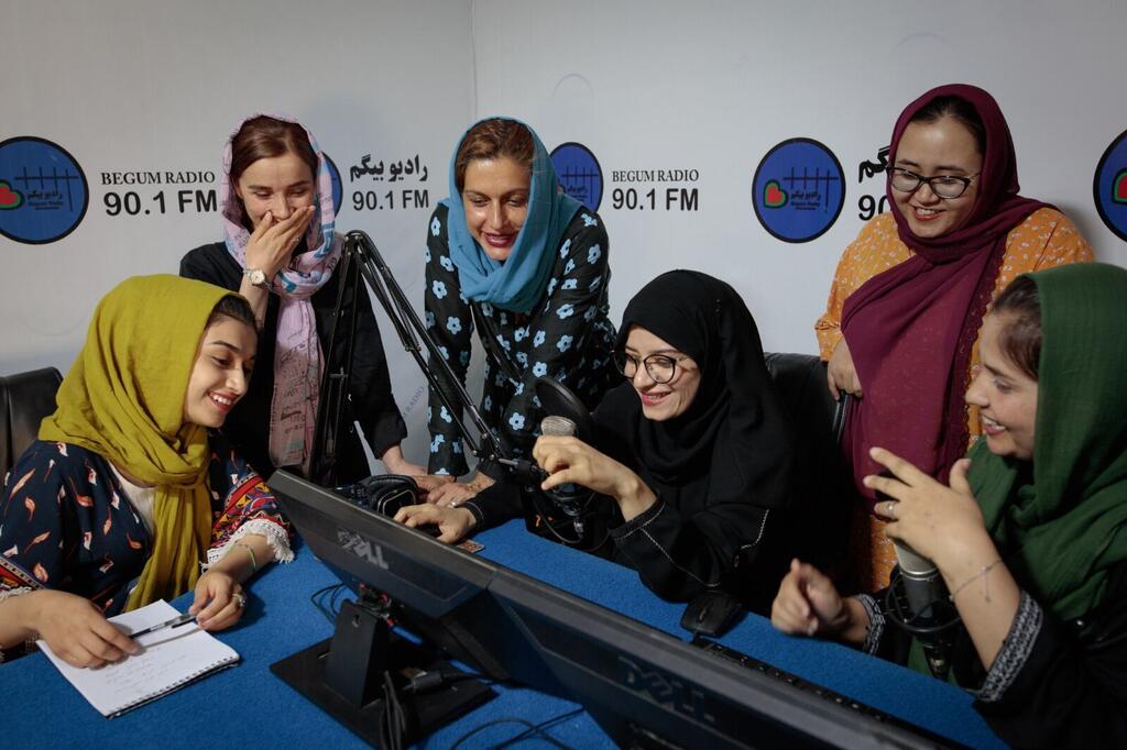 Des journalistes de Radio Begum en Afghanistan discutent de la production.